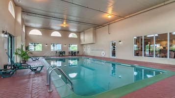 Indoor pool, sun loungers