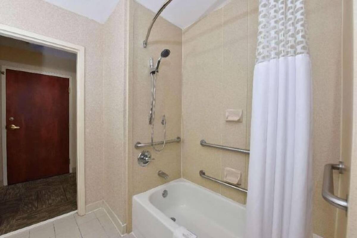 Salle de bain | Baignoire, sĂšche-cheveux, serviettes fournies