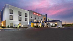Un hôtel Hampton Inn au design moderne, doté d’un espace extérieur couvert et d’un parking.
