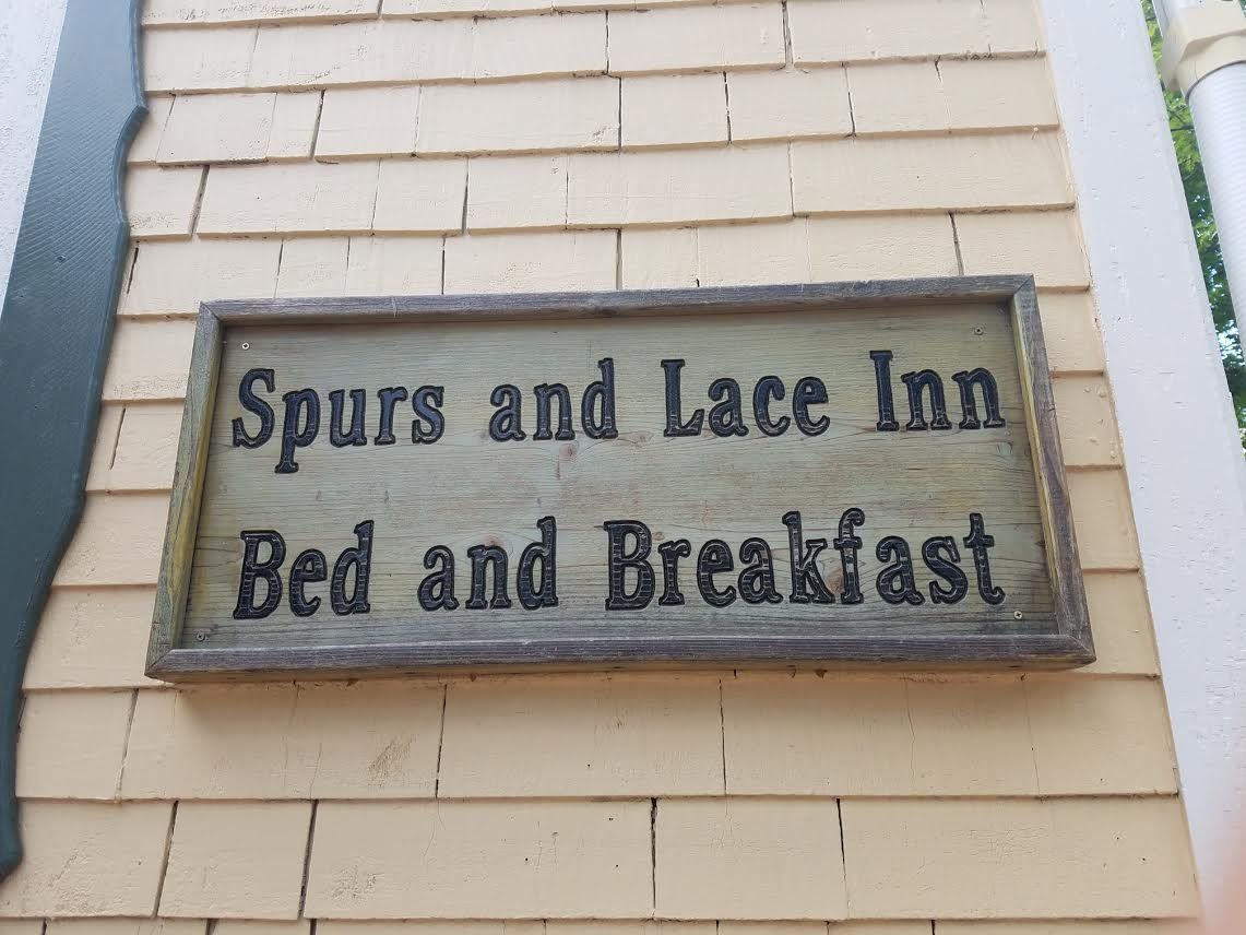 Une enseigne pour l’établissement Spurs and Lace Inn, qui propose des chambres et le petit-déjeuner.