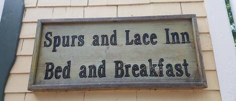 Une enseigne pour l’établissement Spurs and Lace Inn, qui propose des chambres et le petit-déjeuner.