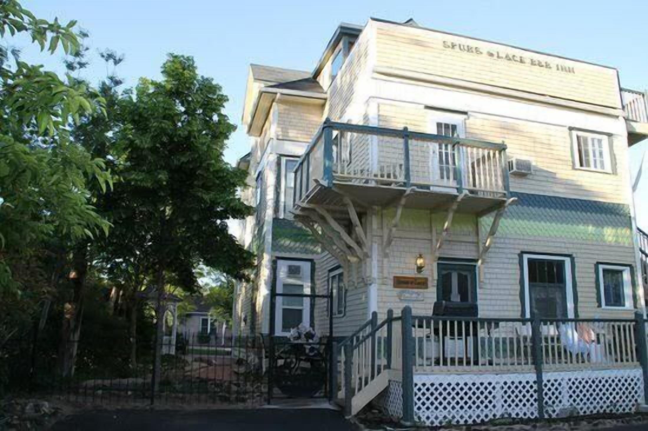 En toetagers bygning med balkon og et skilt, der siger "SPURS PLACE BAR INN".