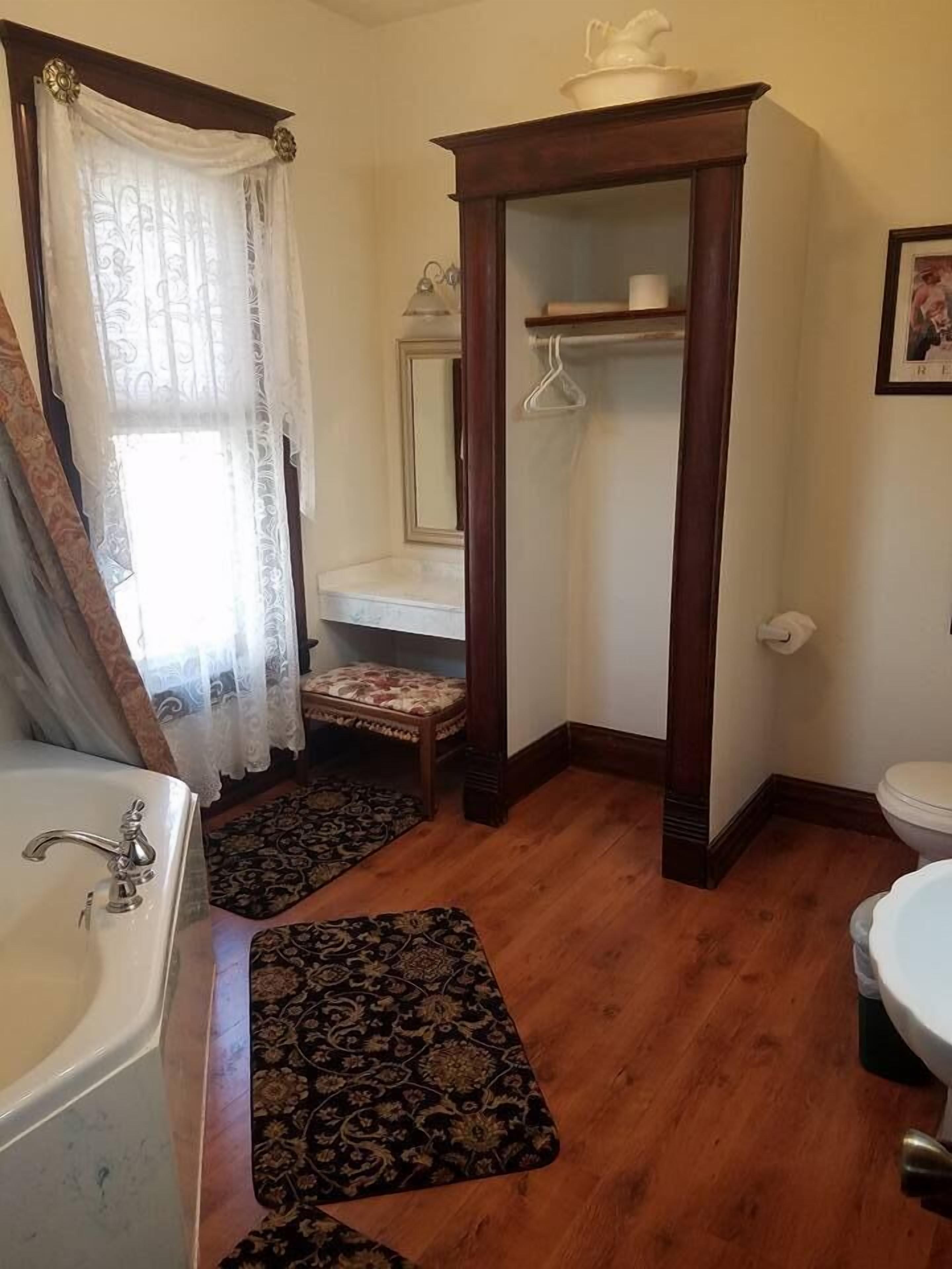 Spurs n Lace Bed & Breakfast Inn