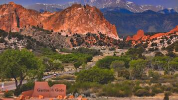 Un paisaje montañoso con un letrero que dice 'Garden of the Gods'.