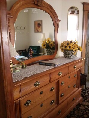 Premium bedding, individually decorated, individually furnished - Spurs n Lace Bed & Breakfast Inn (Colorado Springs)