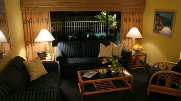 Suite Deluxe, varias camas, para no fumadores | Área de sala de estar | Televisión de pantalla plana, chimenea y tenis de mesa