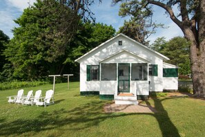 Two Bedroom Cottage Waterfront | Premium bedding, soundproofing, iron/ironing board, free WiFi