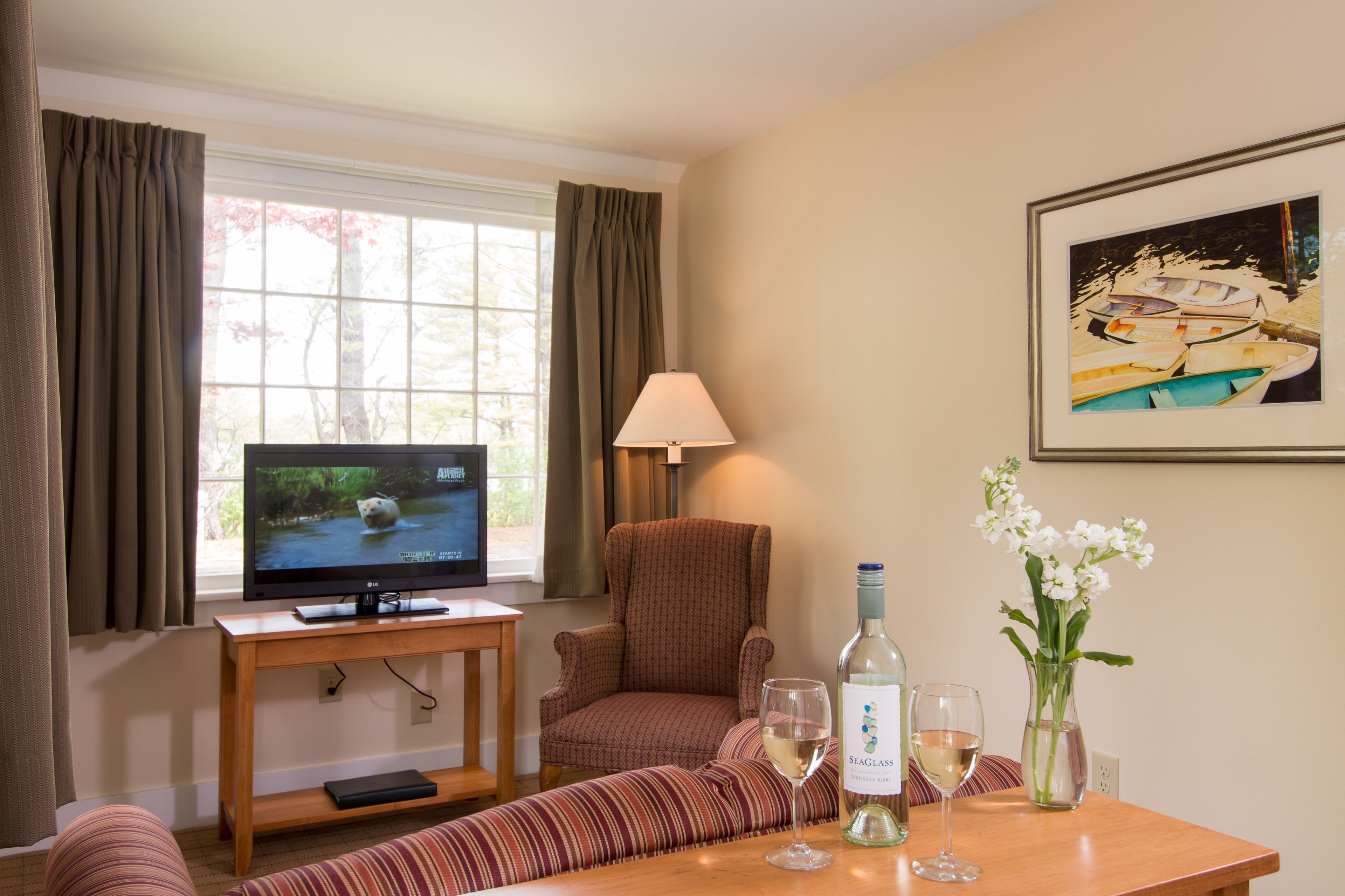 guestroom suite | living area | flat-screen tv