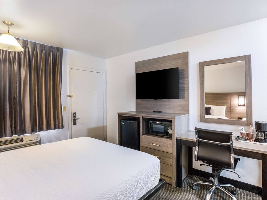 Standard Room, 1 Queen Bed, Non Smoking | Desk, laptop workspace, blackout drapes, iron/ironing board (on request)