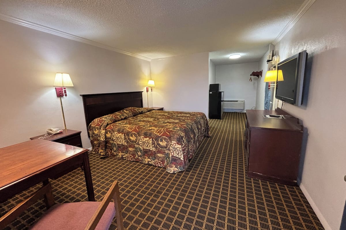 Iron/ironing board, free WiFi, bed sheets, alarm clocks