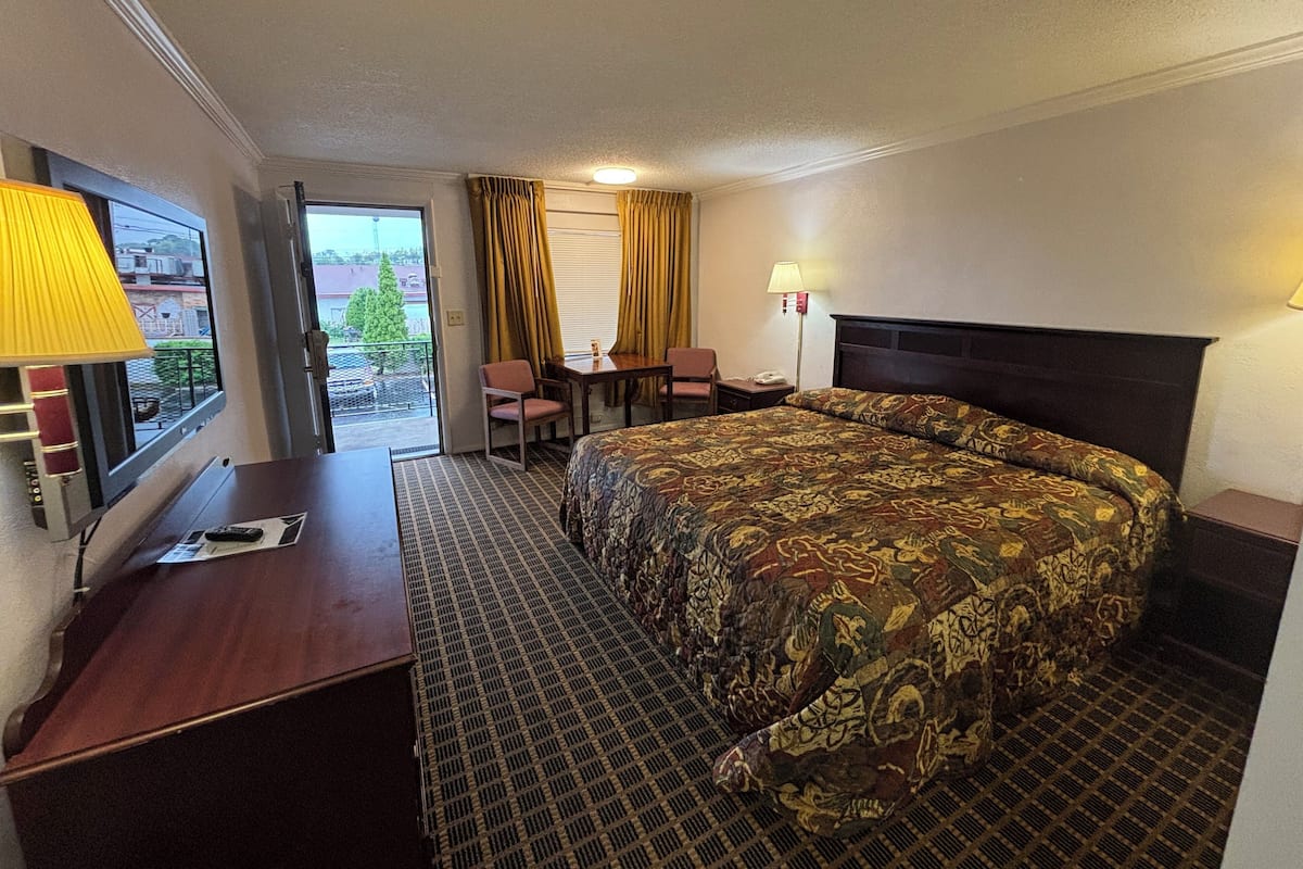 Room, 1 King Bed, Smoking | Iron/ironing board, free WiFi, bed sheets, alarm clocks