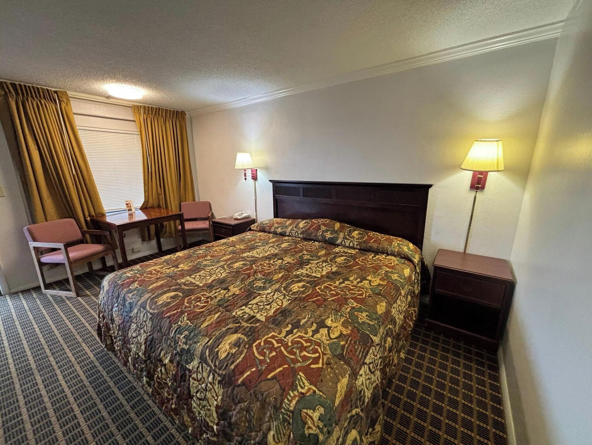 Suite, 1 Queen Bed, Non Smoking | Iron/ironing board, free WiFi, bed sheets, alarm clocks