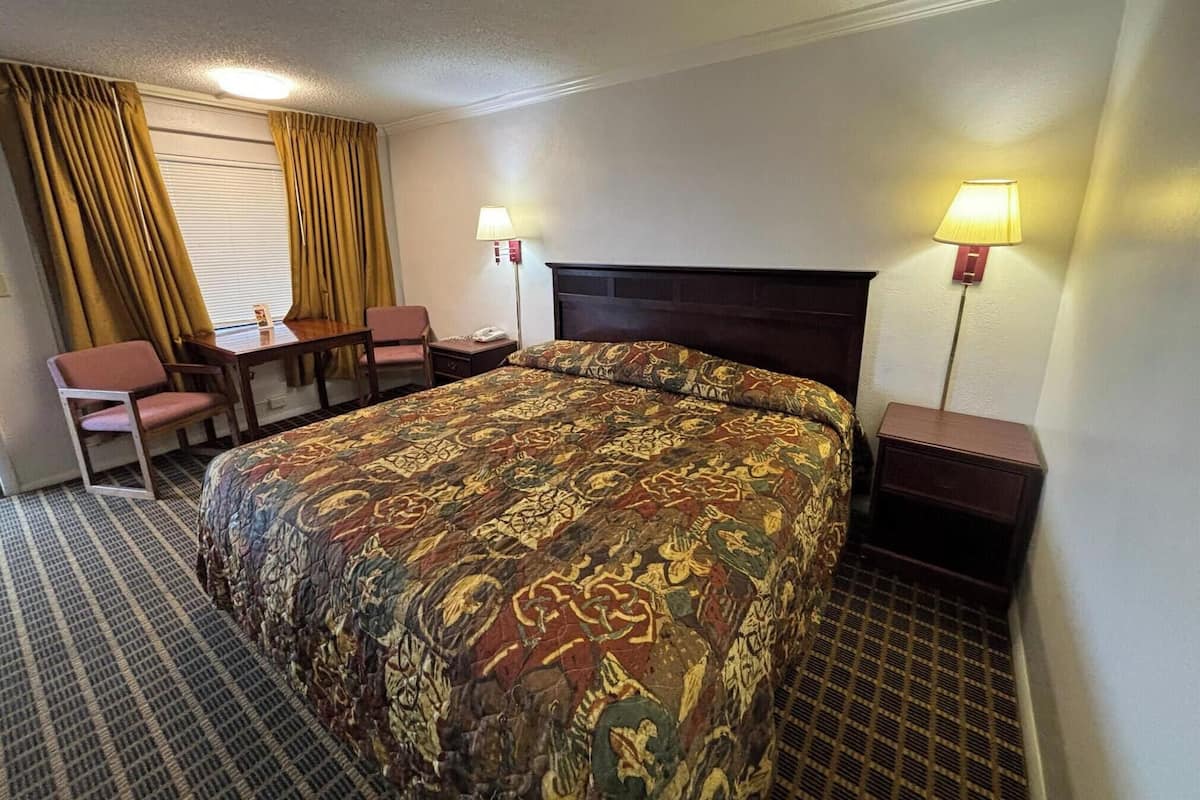 Suite, 1 Queen Bed, Non Smoking | Iron/ironing board, free WiFi, bed sheets, alarm clocks