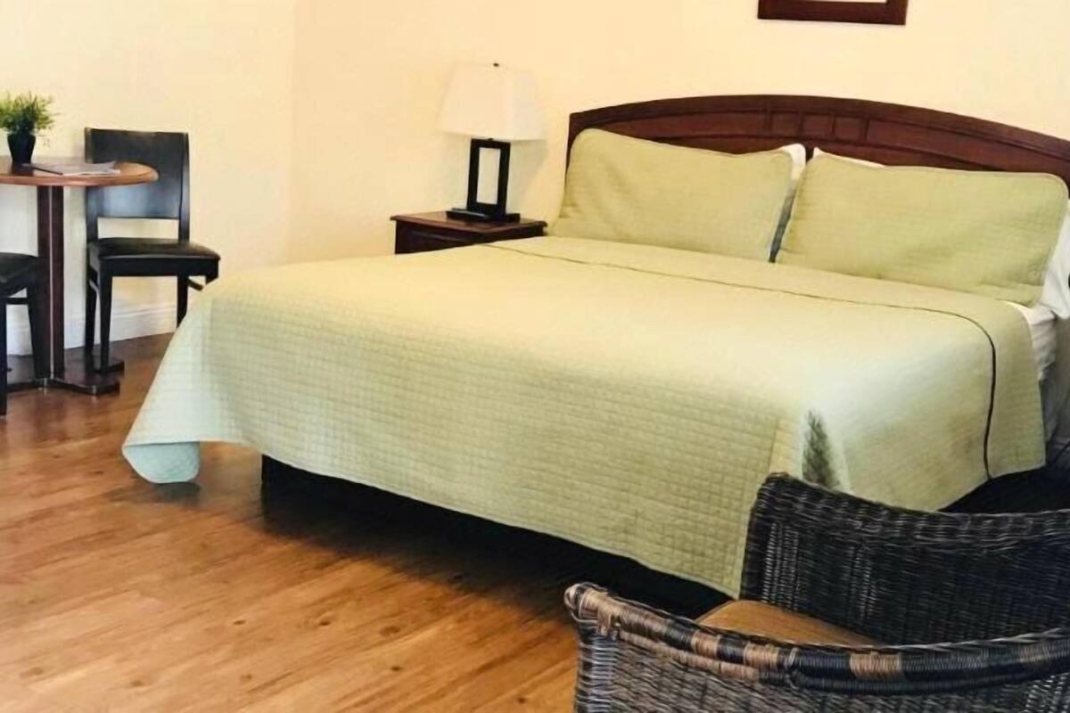 Roupas de cama premium, cortinas blackout, ferros/tábuas de passar roupa