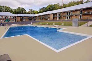 Seasonal outdoor pool - Extended Stay Suites Cookeville - Tennessee Tech (Cookeville)