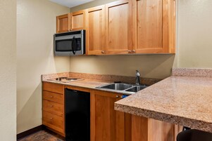 套房, 1 张特大床, 无烟房, 河景 | 高档床上用品、办公桌、遮光窗帘、熨斗/熨衣板