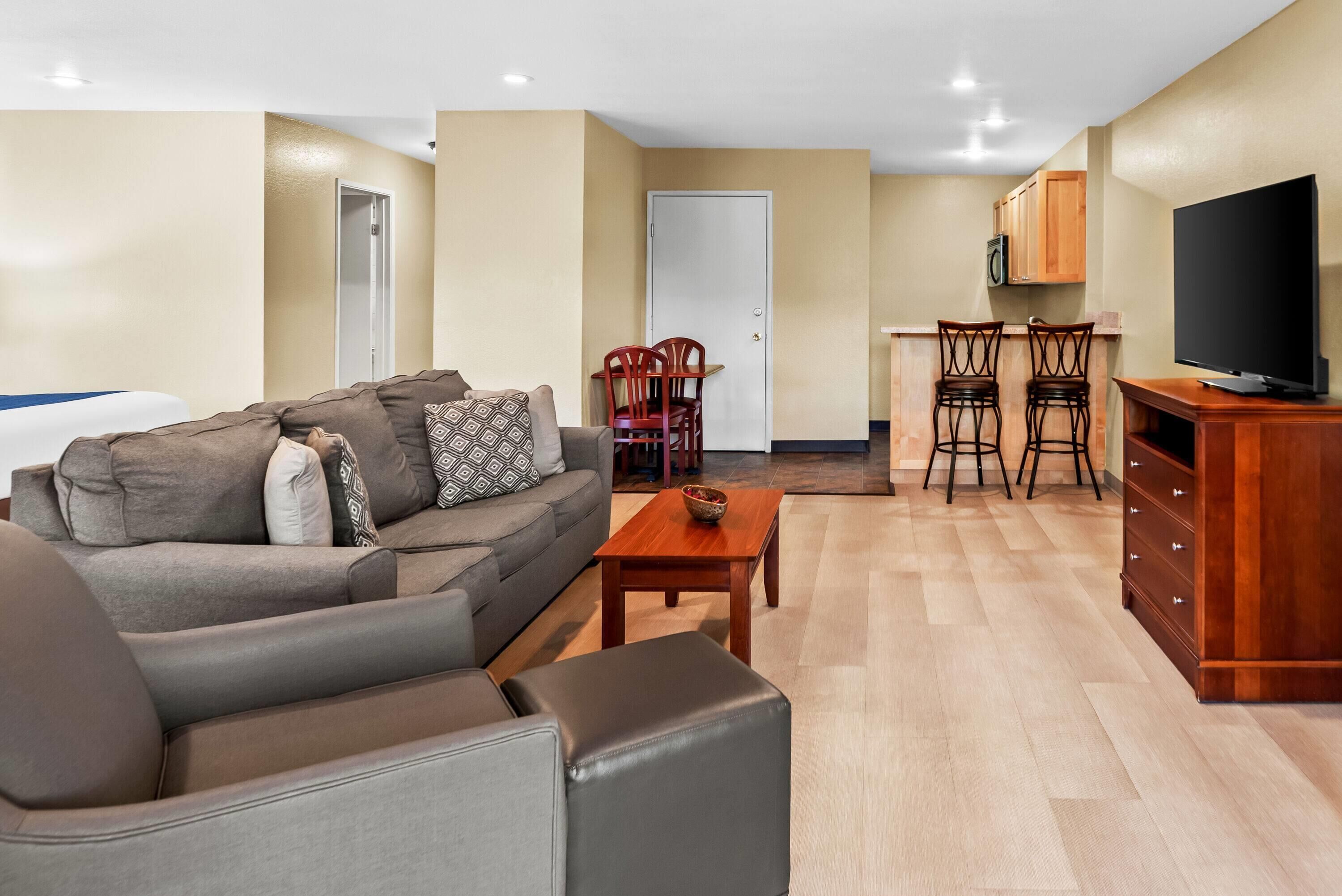 suite, 1 king bed, non smoking, river view (not pet friendly) | premium bedding, desk, blackout curtains, iron/ironing board