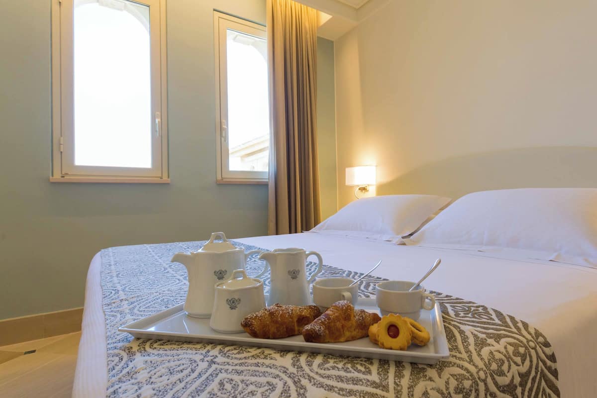 Minibar, coffres-forts dans les chambres, ameublement personnalisé