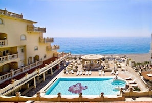 Een seizoensgebonden buitenzwembad en parasols bij het zwembad