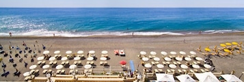 Playa privada, sillas reclinables de playa, sombrillas, toallas de playa