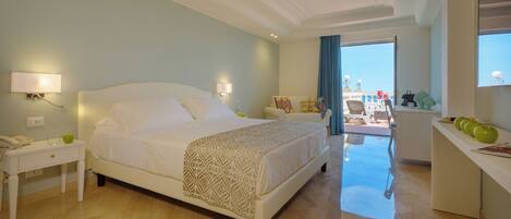 Minibar, coffre-fort, ameublement unique, bureau