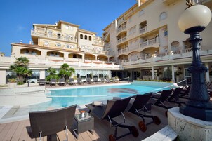 สระว่ายน้ำกลางแจ้งเปิดตามฤดูกาล, ร่มริมสระว่ายน้ำ, เก้าอี้อาบแดดริมสระ