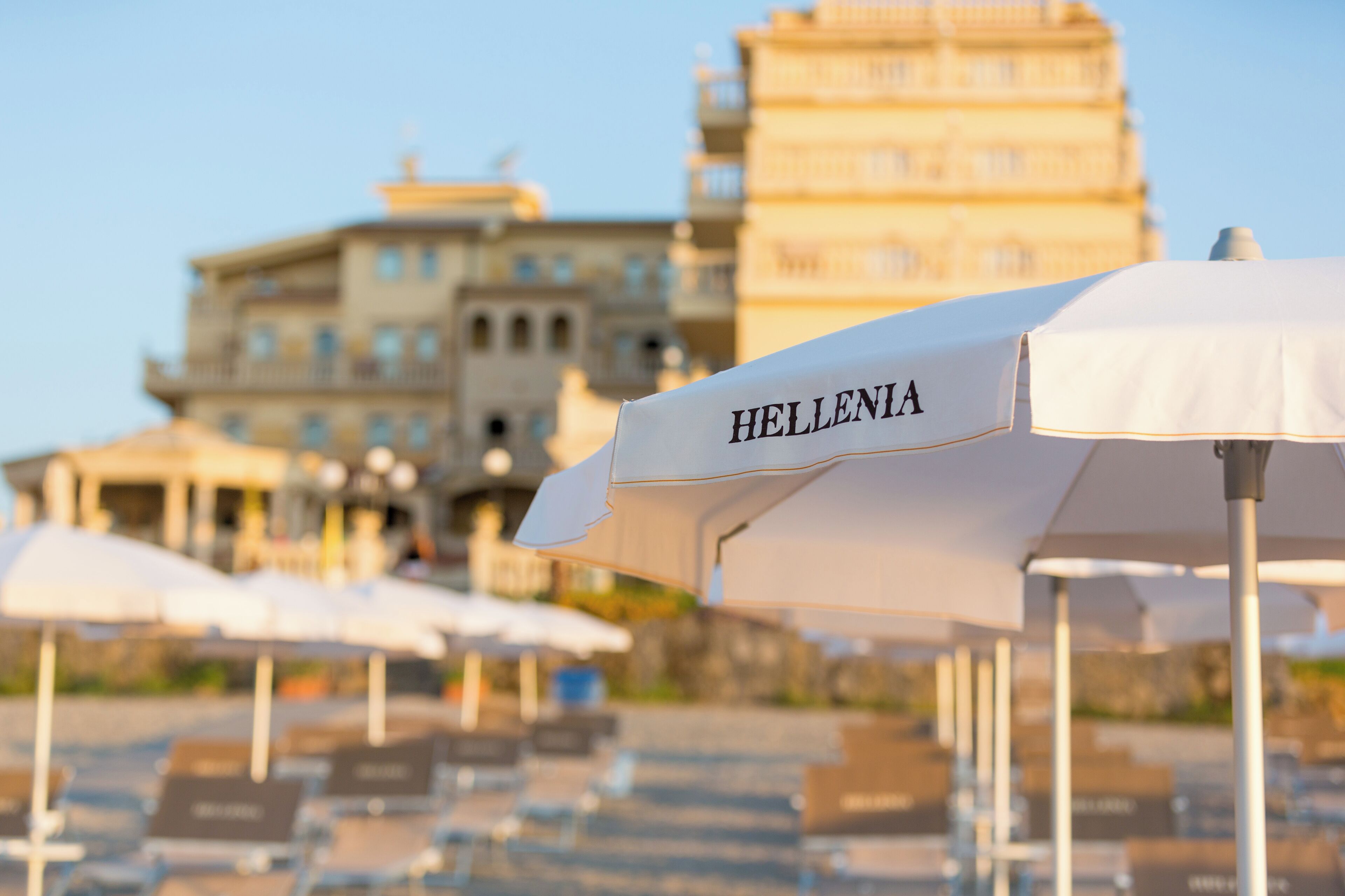 Plage privée, chaises longues, parasols, serviettes de plage