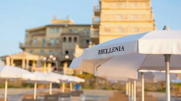 Plage privée, chaises longues, parasols, serviettes de plage