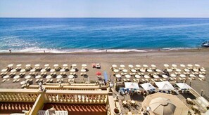 Seasonal outdoor pool, pool umbrellas, pool loungers - Hellenia Yachting Hotel (Giardini Naxos)