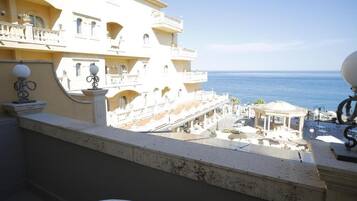 Un balcon avec vue sur la mer, un immeuble doté de balcons et un belvédère.