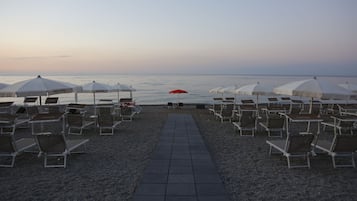 Playa privada, sillas reclinables de playa, sombrillas, toallas de playa
