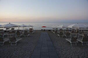 Playa privada, sillas reclinables de playa, sombrillas, toallas de playa