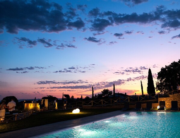 Piscina externa sazonal, funciona das 9h30 às 19h, guarda-sóis