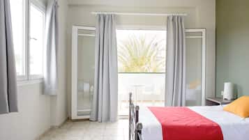 Cortinas blackout, wifi gratis y ropa de cama