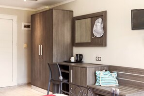 Habitació doble o amb dos llits individuals, balcó | Equipament de l'habitació
