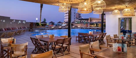 Poolside bar