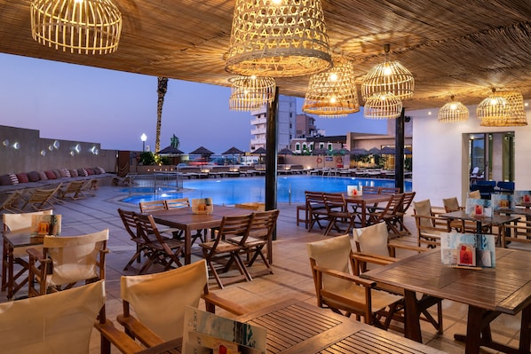 Poolside bar