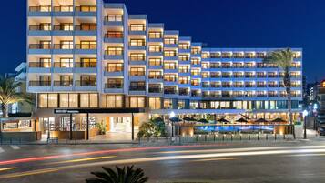 Fachada de la propiedad por la tarde o noche