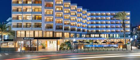 Voorkant accommodatie - avond/nacht