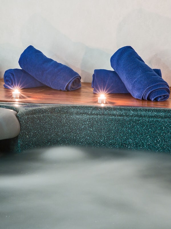 Couples treatment room(s), sauna, hot tub, steam room
