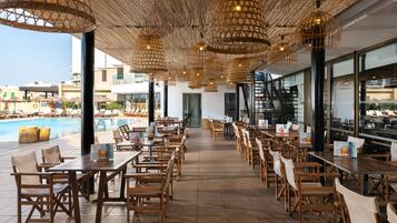 Se sirven desayunos y cenas, con vista a la piscina