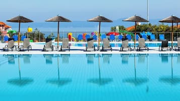 Piscine extérieure, parasols de plage, chaises longues