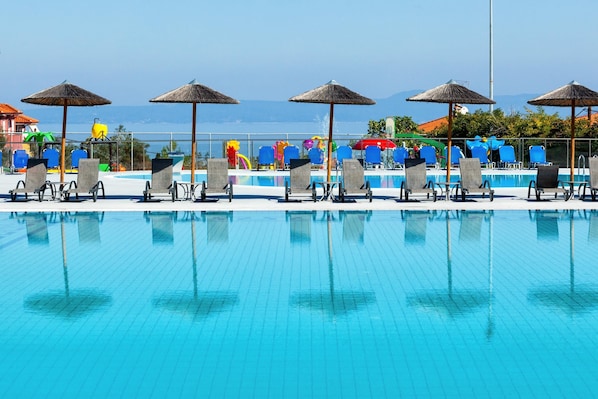 Outdoor pool, pool umbrellas, sun loungers