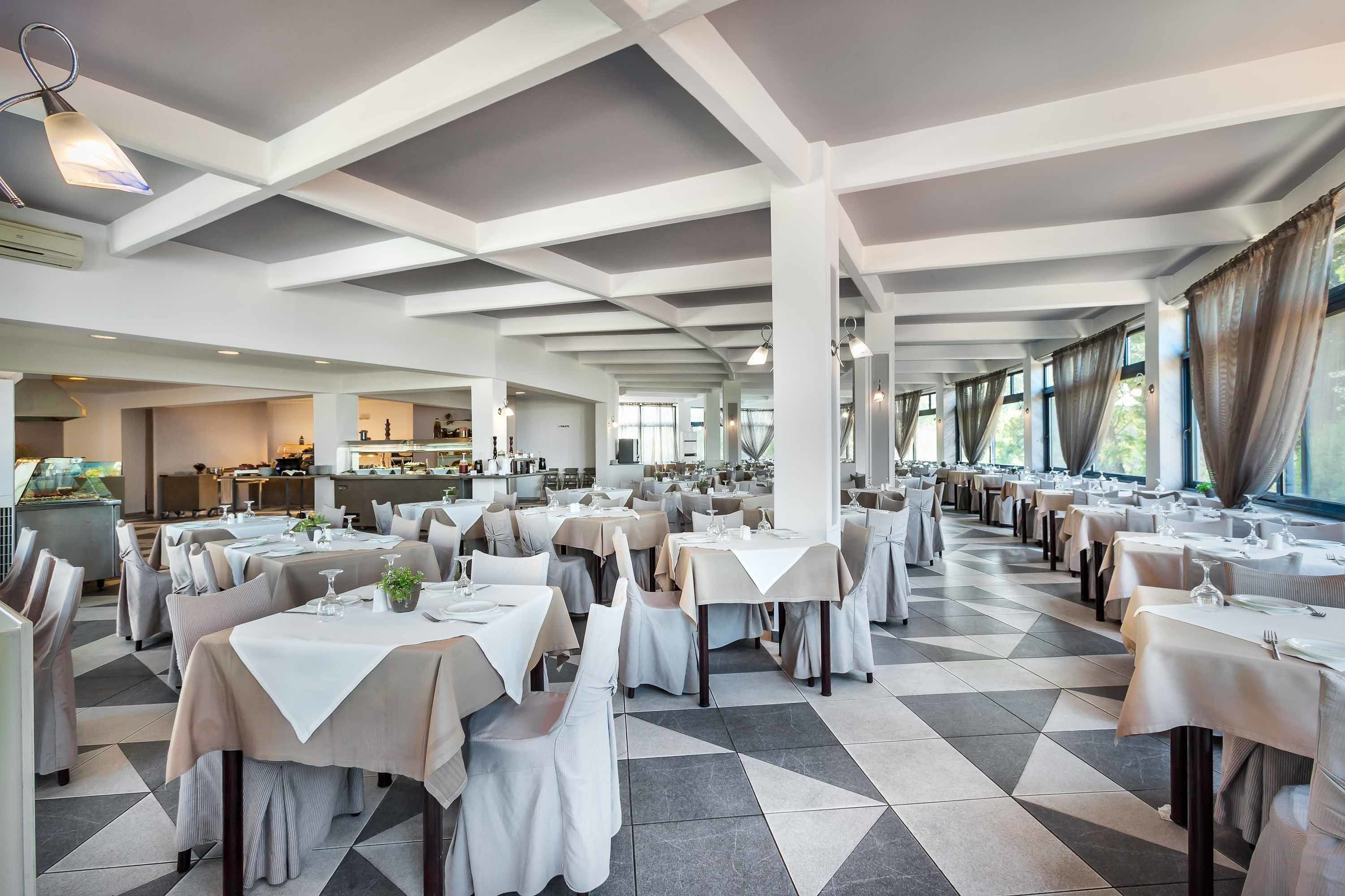 breakfast, lunch, dinner served; international cuisine