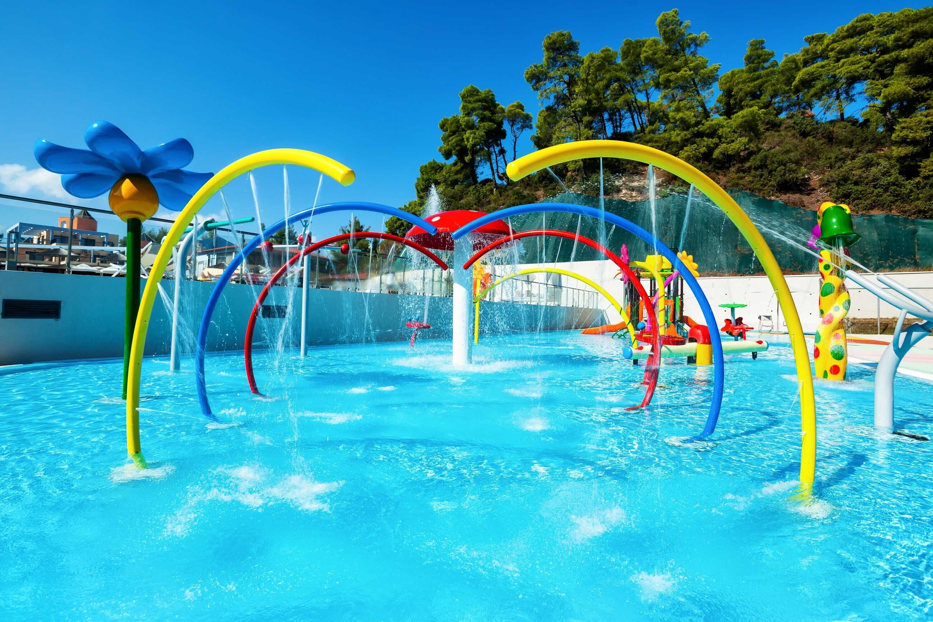 Een buitenzwembad, parasols voor strand/zwembad