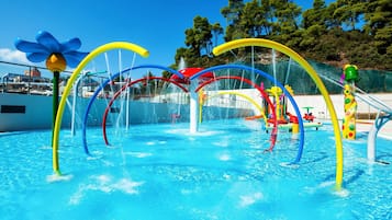 Een buitenzwembad, parasols voor strand/zwembad