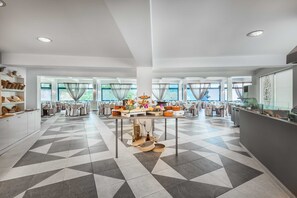 供应早餐、午餐和晚餐，国际美食