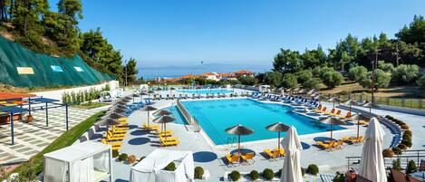 Außenpool, Sonnenschirme, Liegestühle