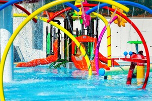 室外游泳池，12:00 至 17:00 开放，池畔遮阳伞，日光浴躺椅