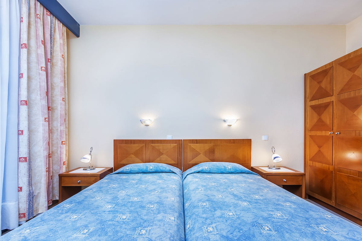 Habitación estándar con 2 camas individuales | Wifi gratis y ropa de cama
